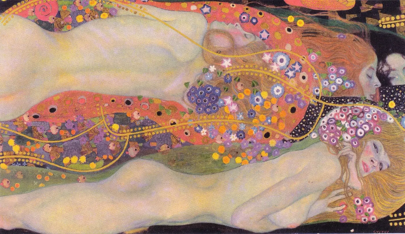 クリムト《水蛇 II》。長い赤毛の白い人物たちが、花と金の装飾のなかを横向きに漂っている